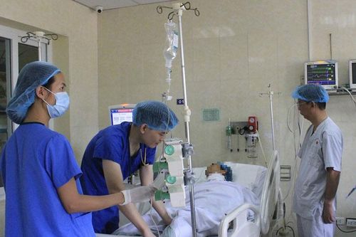 Cứu sống nam thanh niên bị dao đâm xuyên cổ