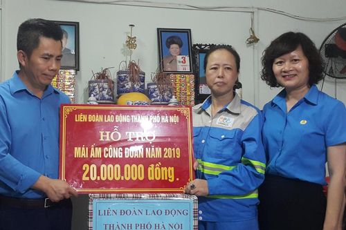 Trao hỗ trợ 'Mái ấm công đoàn' cho công nhân có hoàn cảnh khó khăn