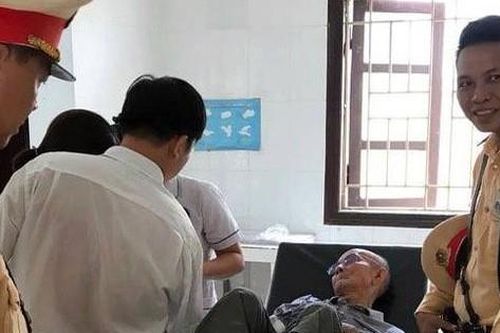 Cụ ông 81 tuổi bất tỉnh ven đường được CSGT Hà Nội giúp đỡ