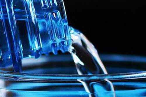 Nước lọc để trong xe ô tô sẽ thành chất độc nếu bạn vẫn giữ thói quen này