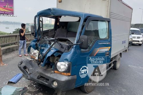Xe tải đâm xe khách ở đường trên cao, CSGT can thiệp nhanh để tránh ùn tắc