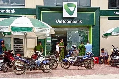 Nghi phạm bịt mặt, cầm súng cướp ngân hàng Ngoại thương