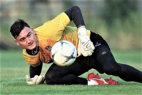Văn Lâm nỗ lực tập luyện với HLV trình độ World Cup