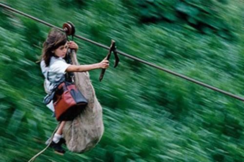 Trẻ đu dây cáp với tốc độ 90 km/h, vượt thung lũng đến trường
