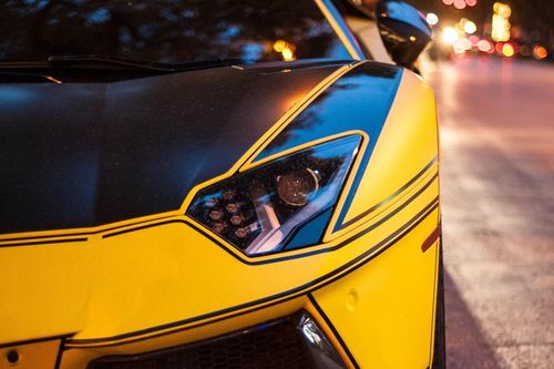 Lamborghini Aventador chính hãng đầu tiên VN 'thay áo' vàng đen