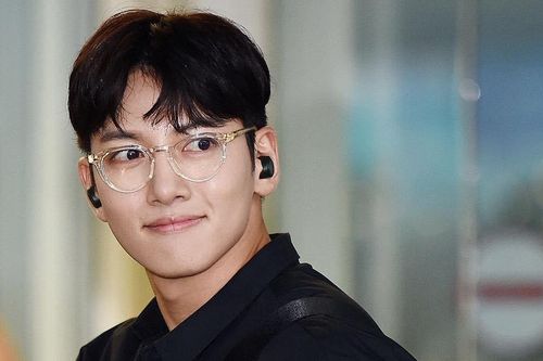 Ji Chang Wook để mặt mộc, khoe vẻ điển trai trên đường tới Việt Nam