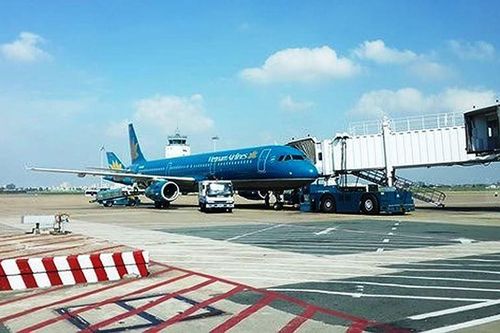 Hành khách giật nảy mình khi ô tô đón khách trong sân bay bất ngở nổ lốp