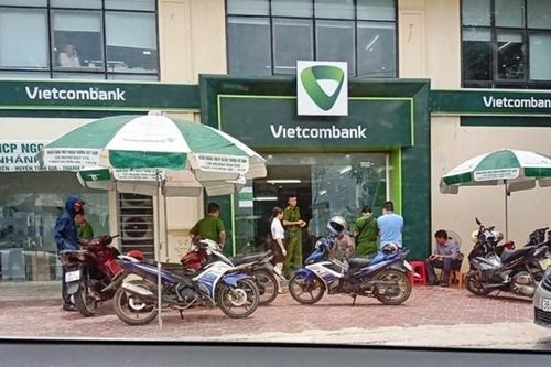 Truy bắt đối tượng xông vào ngân hàng nổ súng