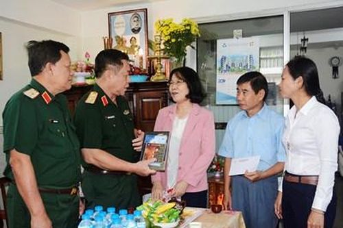 Thượng tướng Nguyễn Trọng Nghĩa thăm gia đình người có công
