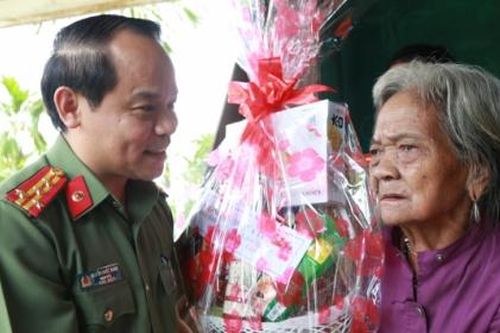 Lãnh đạo tỉnh Thừa Thiên Huế thăm hỏi các gia đình chính sách nhân dịp Ngày Thương binh liệt sĩ