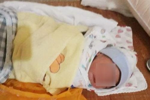 Bé trai bị bỏ rơi trước cổng chùa với lời nhắn 'có điều kiện sẽ tìm về