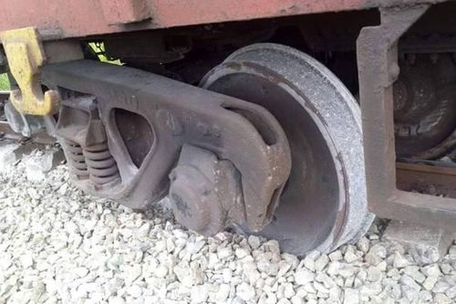 Đường sắt Bắc - Nam tê liệt hơn 3 tiếng vì tàu hàng trật bánh