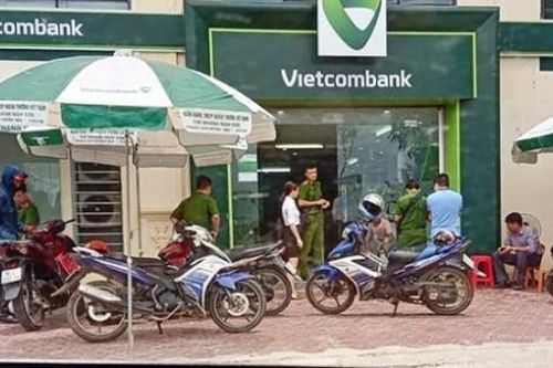 Bịt mặt, cầm súng xông vào cướp ngân hàng