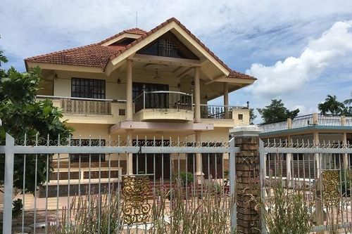 Ngôi mộ nằm giữa phòng khách trong căn biệt thự ở Bến Tre
