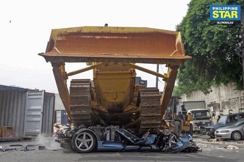 Ferrari 360 Spider nhập lậu bị nghiền nát không thương tiếc