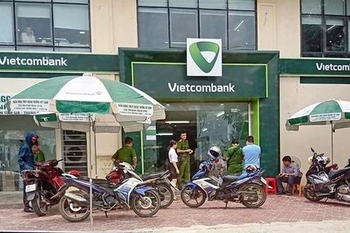 Thanh niên bịt mặt lao vào ngân hàng ở Thanh Hóa dùng súng uy hiếp nhân viên