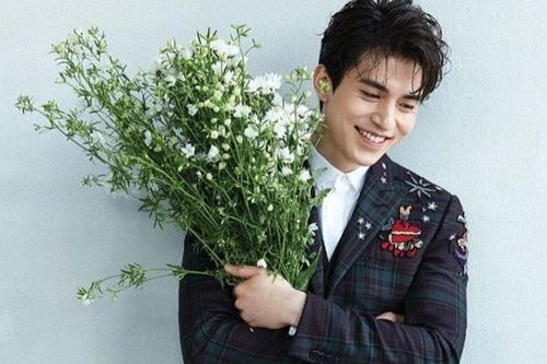 Một lần nữa Lee Dong Wook chứng minh vẻ đẹp không tuổi của mình khi chụp ảnh cùng các hậu bối