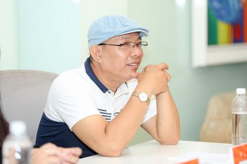 Đi chấm thi casting hài, nghệ sỹ Trung Dân được tổ chức sinh nhật bất ngờ