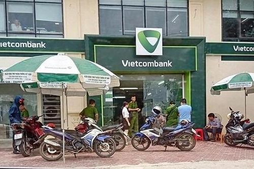 Tên cướp bịt mặt xông vào ngân hàng ở Thanh Hóa nã nhiều phát súng khiến 1 bảo vệ bị thương