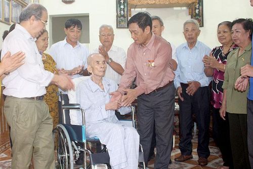 Tri ân liệt sĩ và cựu thanh niên xung phong