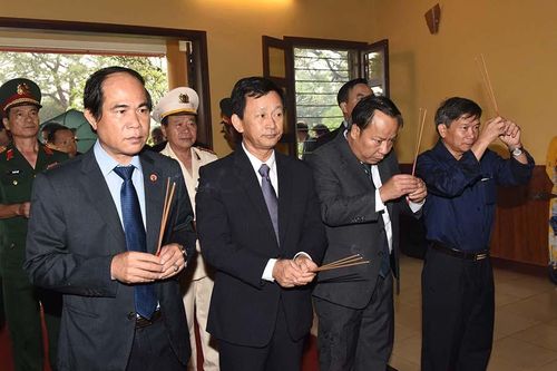 Gia Lai: Dâng hương, dâng hoa và viếng các liệt sĩ