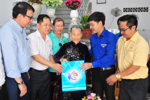 Tỉnh đoàn - Hội Doanh nhân trẻ: Thăm, tặng quà các Mẹ Việt Nam anh hùng