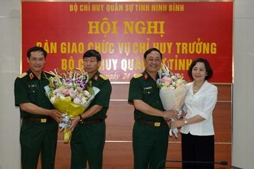 Bộ Chỉ huy quân sự tỉnh bàn giao chức vụ Chỉ huy trưởng Bộ CHQS tỉnh