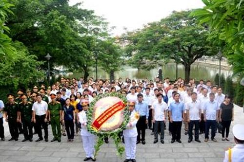 Thành phố Ninh Bình dâng hương tưởng niệm các Anh hùng liệt sỹ