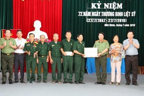 Đồng chí Thứ trưởng Bộ Công an thăm, tặng quà nhân ngày Thương binh, liệt sỹ 27/7