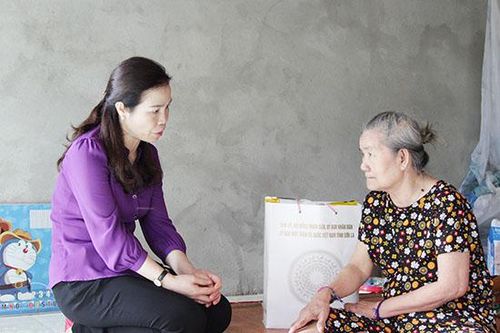 Các đồng chí lãnh đạo tỉnh, địa phương, đơn vị thăm, tặng quà các gia đình chính sách