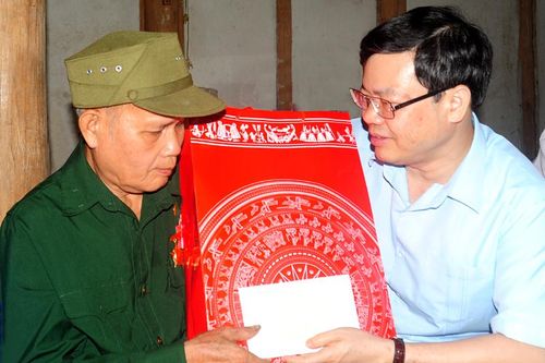 Đồng chí Chủ tịch HĐND tỉnh Nguyễn Văn Sơn tặng quà gia đình chính sách