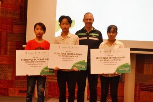 Giáo dục Khuyến học Trao học bổng 'Người dẫn đường' cho học sinh khó khăn