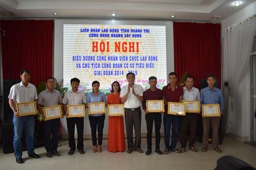 Công đoàn ngành Xây dựng Quảng Trị biểu dương công nhân viên chức lao động và Chủ tịch Công đoàn cơ sở tiêu biểu