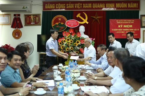 Tặng quà cho thương bệnh binh tại Trung ương Hội Trường Sơn Việt Nam