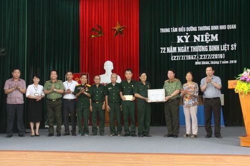 Thứ trưởng Bùi Văn Nam thăm hỏi, tặng quà thương bệnh binh
