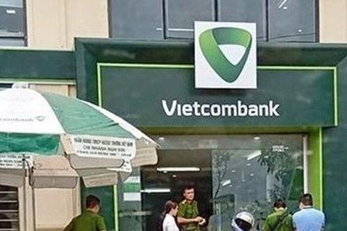 Truy bắt đối tượng bịt mặt lao vào ngân hàng dùng súng uy hiếp nhân viên