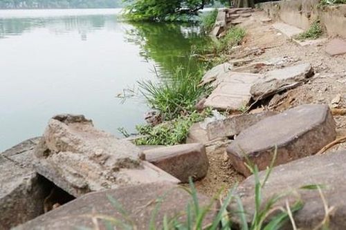 Bờ hồ Hoàn Kiếm bị sạt lở nghiêm trọng khiến nhiều người lo lắng