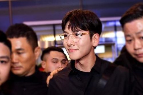 Ji Chang Wook cười vui vẻ, Super Junior kẹt giữa vòng vây của fan Việt