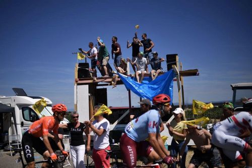 Khán giả kết hợp vừa đi picnic, vừa xem Tour de France
