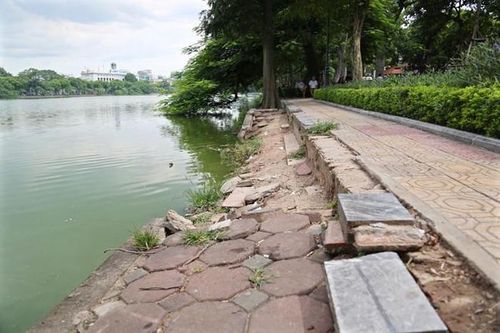 Bờ kè Hồ Gươm... 'nát như tương'
