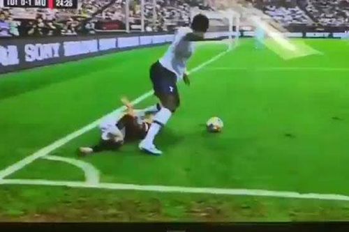 MU: Xem pha Sissoko phạm lỗi thô bạo với Daniel James khiến HLV Pochettino phải xin lỗi thay