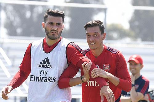 KINH HOÀNG: Mesut Oezil bị côn đồ cầm dao tấn công ngay trên đường phố London