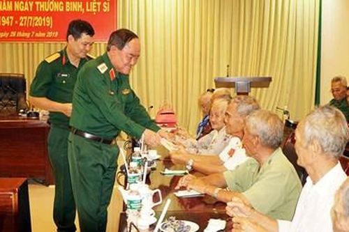 Đoàn công tác của Bộ Quốc phòng dâng hương tại Nghĩa trang liệt sĩ Tân Biên, Tây Ninh