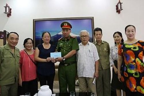 Phường Hàng Mã thăm, tặng quà các đối tượng chính sách