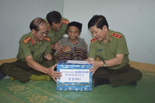 Thứ trưởng Nguyễn Văn Sơn thăm và làm việc tại huyện vùng cao Ba Tơ