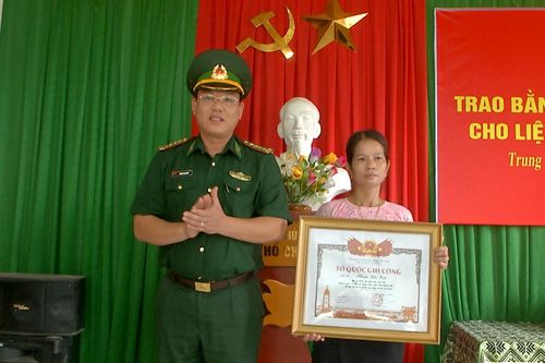 Trao bằng 'Tổ quốc ghi công' cho thân nhân liệt sĩ Phàm Văn Tỏa