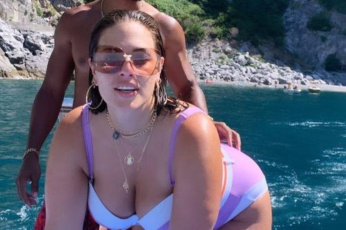 Siêu mẫu ngoại cỡ Ashley Graham không thể nóng bỏng hơn với áo tắm