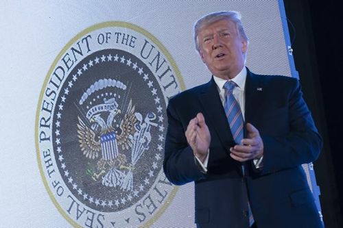 Tổng thống Trump phát biểu trước con dấu bị chỉnh sửa