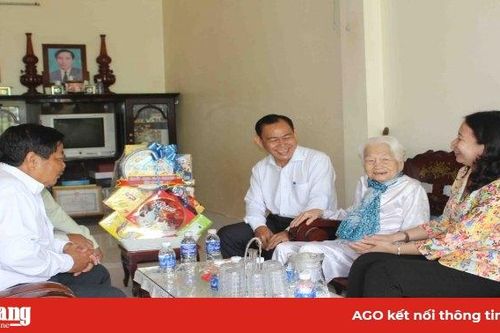 Bí thư Tỉnh ủy Võ Thị Ánh Xuân thăm gia đình chính sách và các hộ bị sập nhà ở Tân Châu