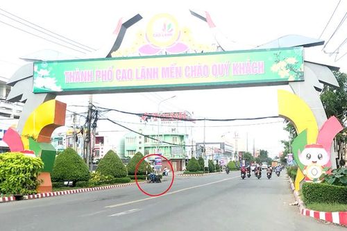 Xuất hiện đối tượng ăn xin khu vực cổng chào TP.Cao Lãnh